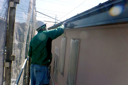 細かい箇所こそ手塗り作業